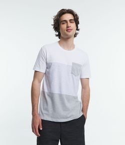 Camiseta Regular em Algodão com Blocos de Cor e Bolso Frontal