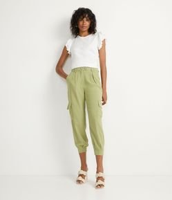 Calça Jogger em Crepe com Bolsos Cargo