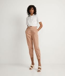 Calça Baggy em Algodão com Pregas e Botão de Coração