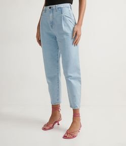 Calça Slouchy Jeans com Pregas Frontais e Bolsos Diferenciados