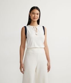 Blusa Regata em Viscolycra com Cavas Contrastantes e Amarração Frontal