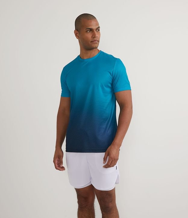 Camiseta Esportiva com Estampa Degradê e Etiqueta na Barra Azul 1