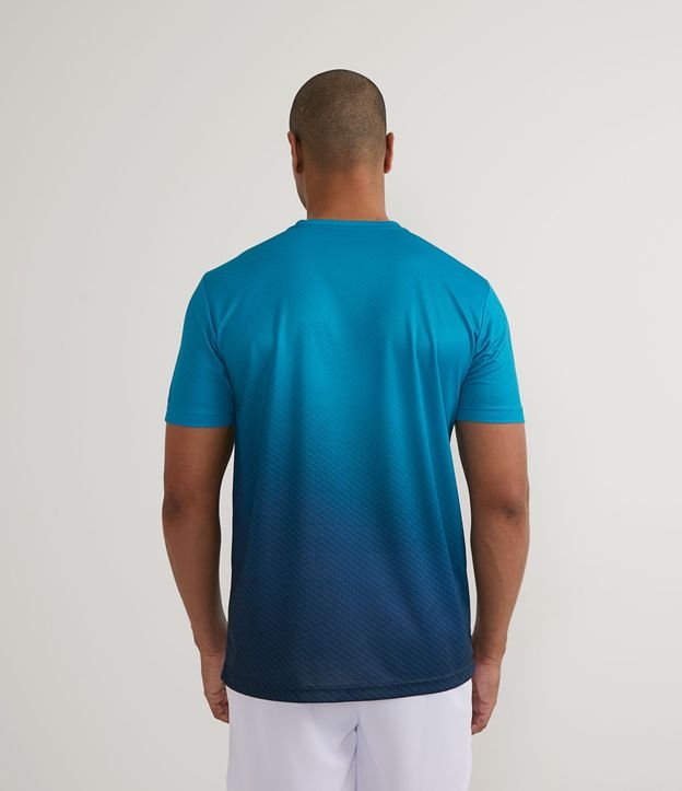 Camiseta Esportiva com Estampa Degradê e Etiqueta na Barra Azul 2