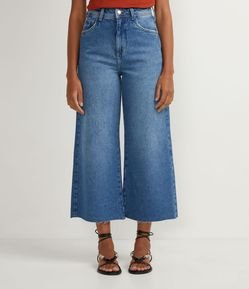 Calça Pantacourt em Jeans com Barra com Corte a Fio