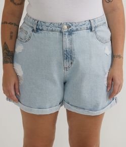 Short Mom em Jeans Delavê com Puídos e Barra Dobrada Curve & Plus Size