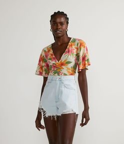 Blusa Cropped em Ribana com Estampa Floral e Decote Transpassado