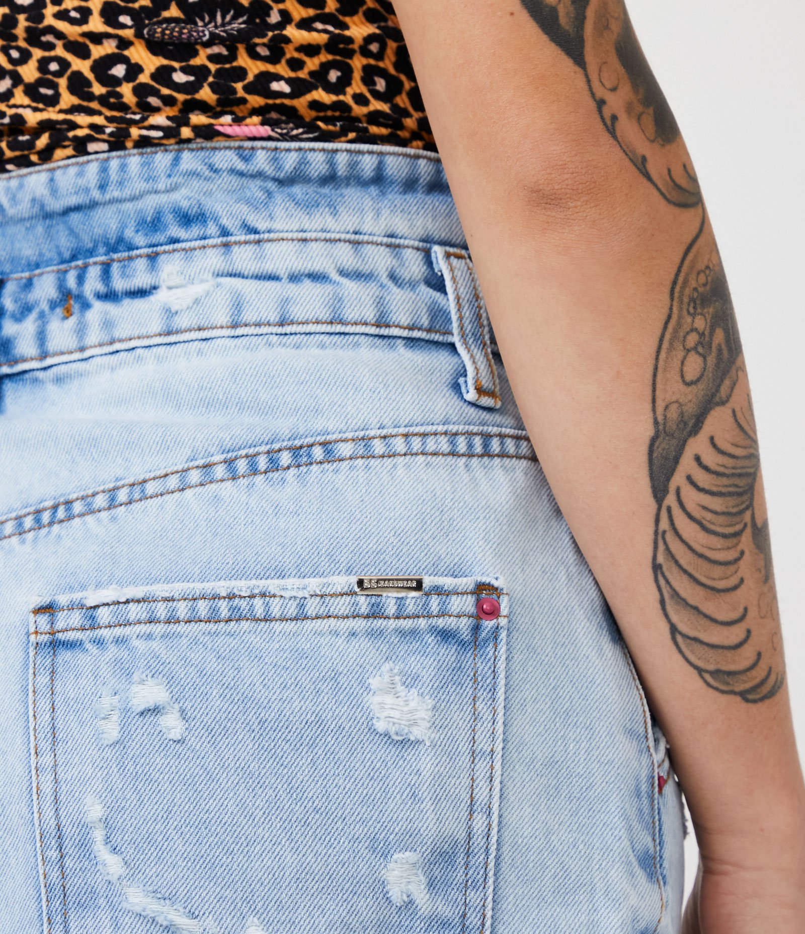 Saia Curta Jeans com Puídos e Barra Desfiada Azul 5