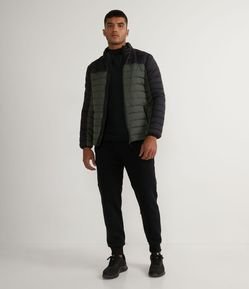 Jaqueta Esportiva em Poliamida com Bolsos com Zíper e  Recorte de Cor