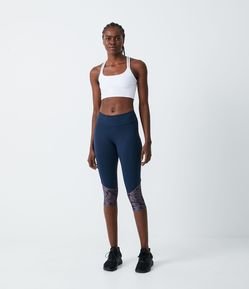 Calça Corsário Esportiva em Poliamida com Recorte Estampado