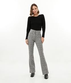 Calça Flare em Ponto Roma com Padronagem Xadrez