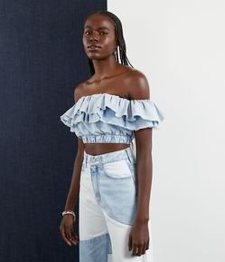 Blusa Cropped Jeans com Decote Ombro a Ombro e Babados