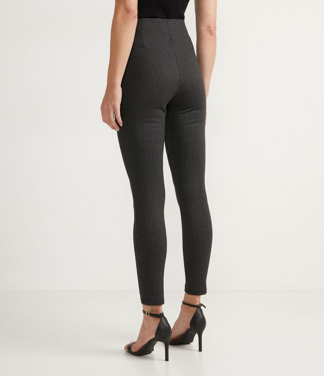 Calça Legging em Viscose com Ilhós no Cós e Padronagem Xadrez Preto