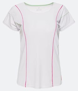 Camiseta Esportiva Manga Curta com Textura e Detalhes Contrastantes