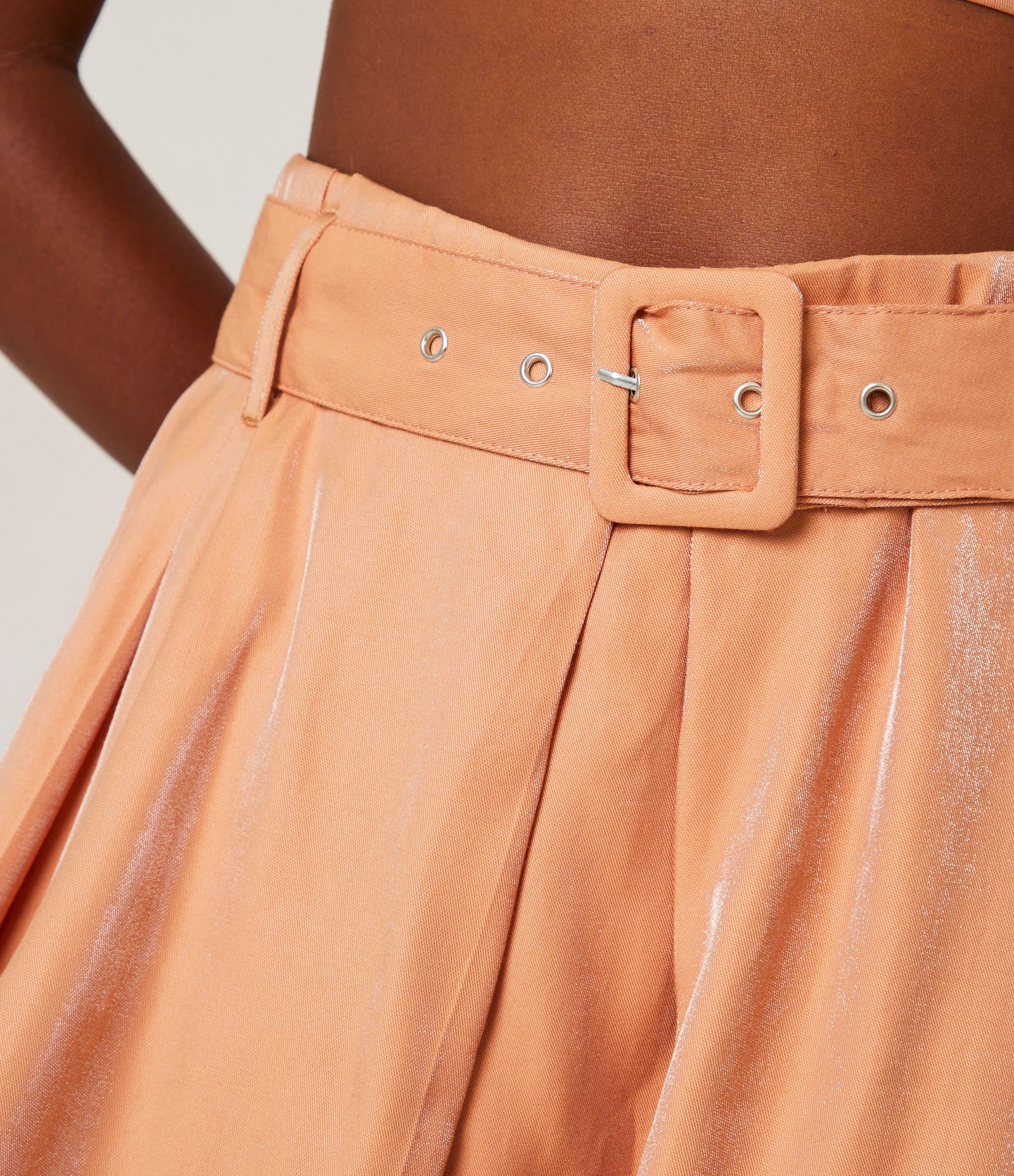 Short Saia Curto em Crepe Metalizado Cinto com Fivela Forrada Marrom 4