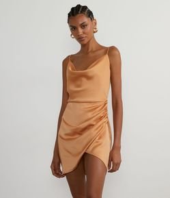 Vestido Curto em Cetim com Decote Degagê e Franzido Lateral