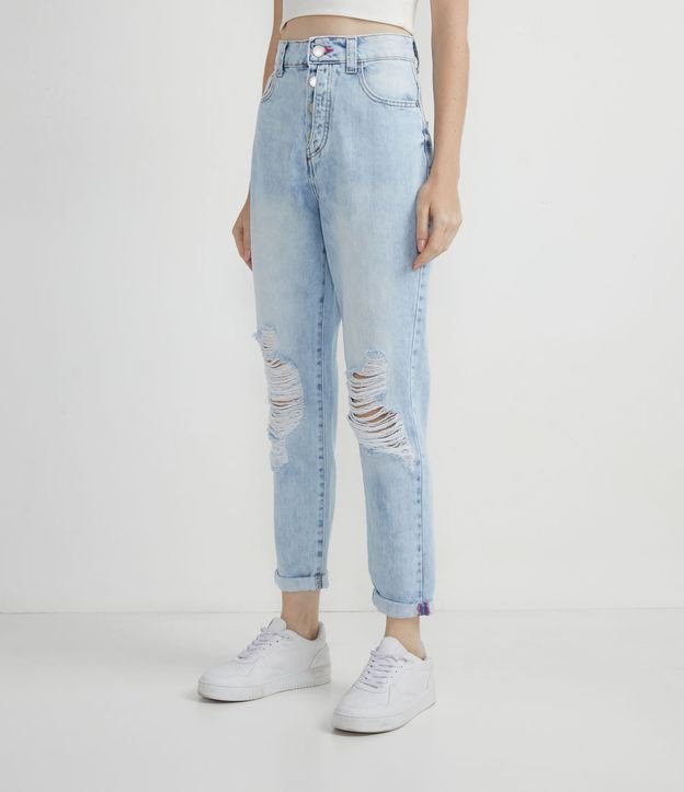 Calça Mom Jeans Destroyed e Barra Dobrada