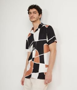 Camisa Slim em Viscose Manga Curta com Estampa Geométrica