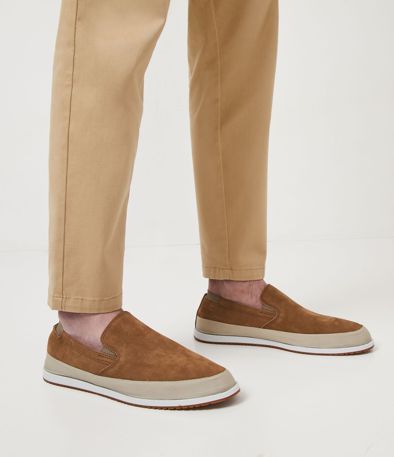 Tênis Slip On em Couro com Elástico e Recortes Bege 6