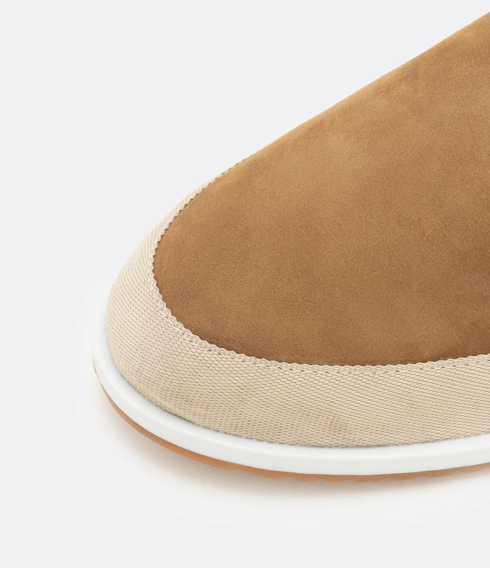 Tênis Slip On em Couro com Elástico e Recortes Bege 2