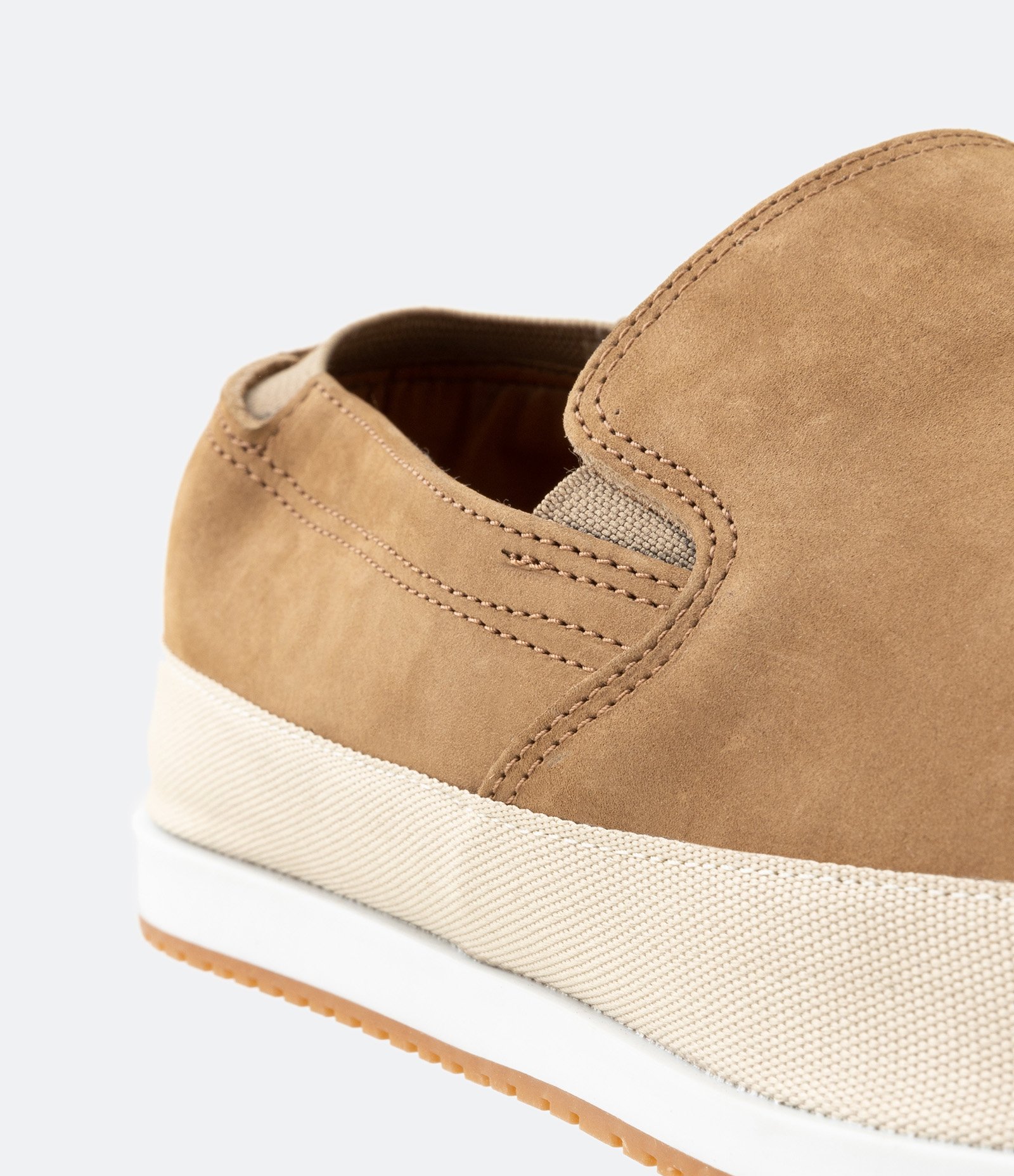 Tênis Slip On em Couro com Elástico e Recortes Bege 3