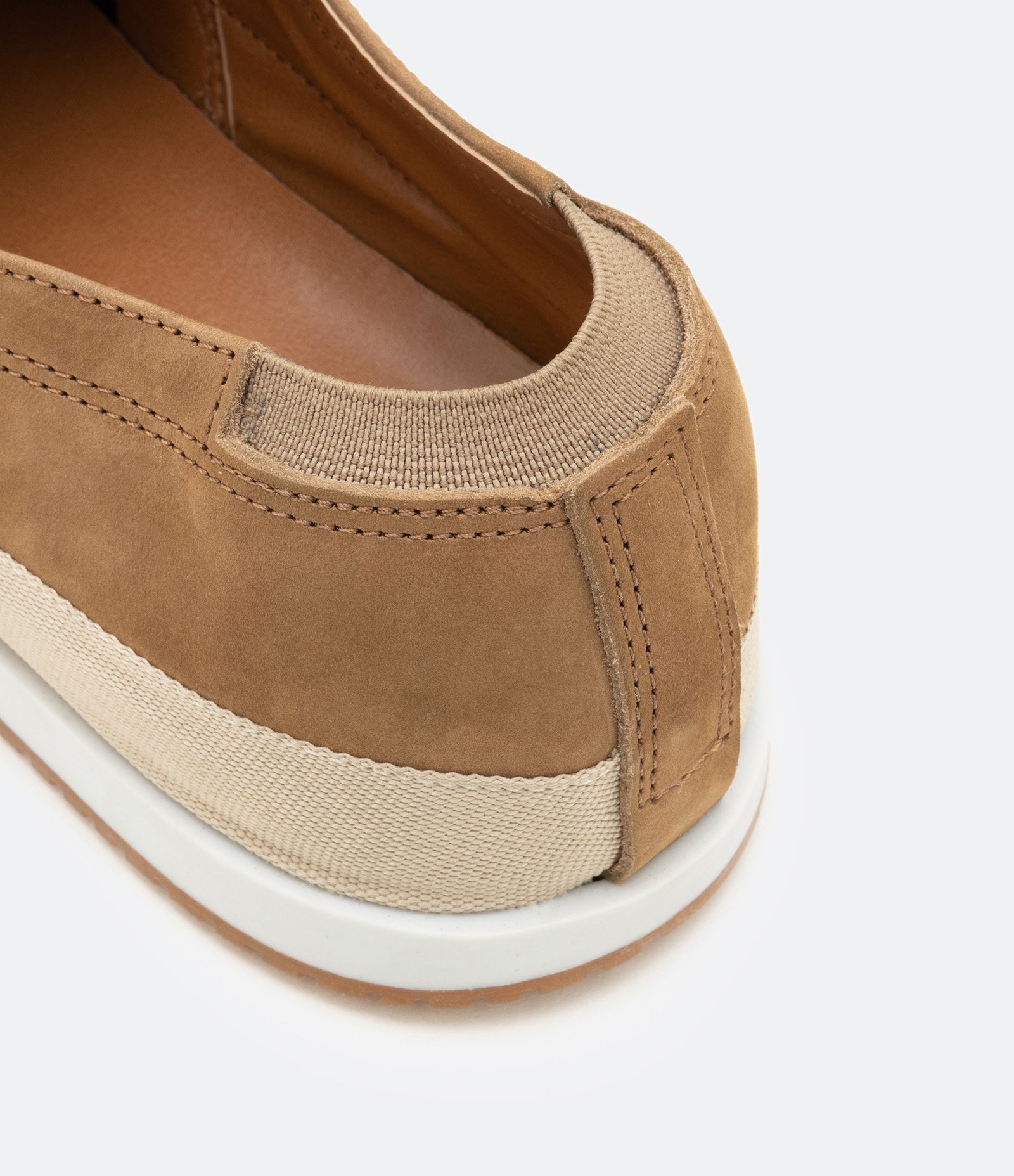 Tênis Slip On em Couro com Elástico e Recortes Bege 4