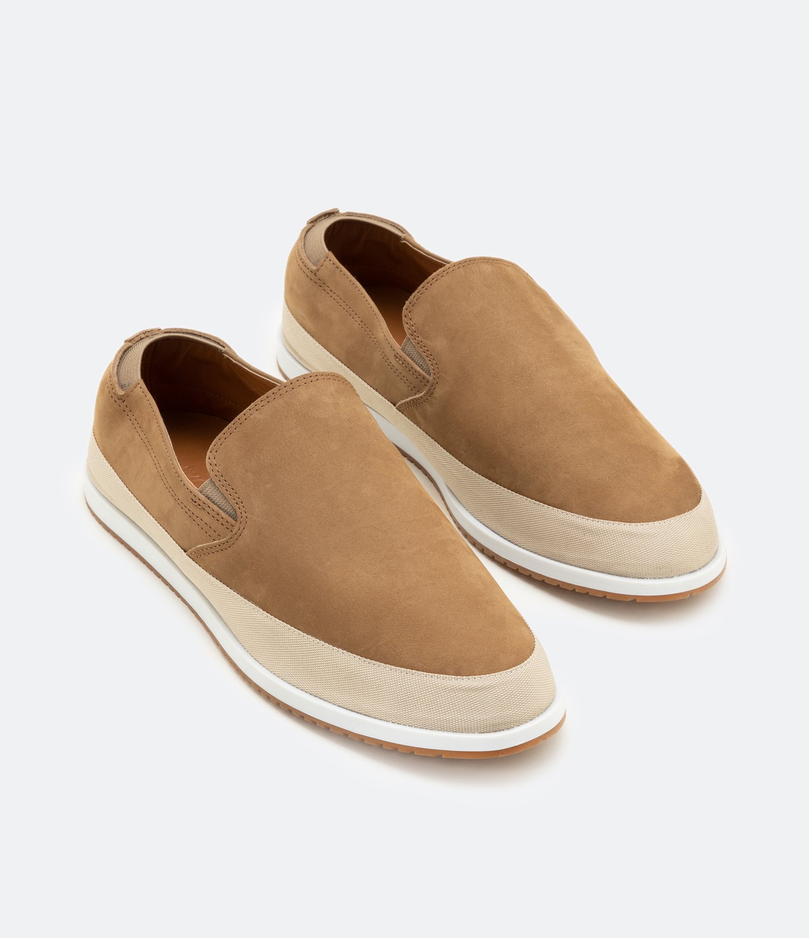 Tênis Slip On em Couro com Elástico e Recortes Bege 5
