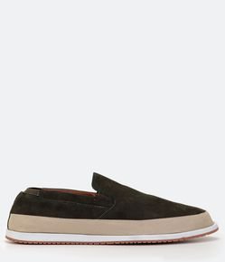 Tênis Slip On em Couro com Elástico e Recortes