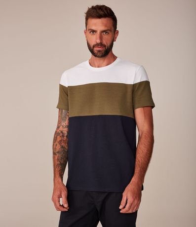 Camiseta em Algodão com Recortes em Bloco De Cor e Textura Menor preço em Camiseta em Algodão com Recortes em Bloco De Cor e Textura