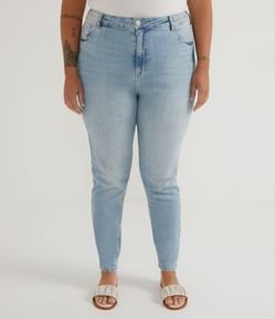 Calça Skinny Jeans com Mini Puídos Curve & Plus Size