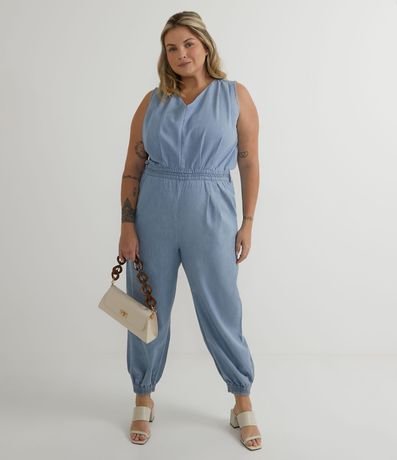 Macacão Jogger em Jeans com Pregas Frontais Curve & Plus Size Menor preço em Macacão Jogger em Jeans com Pregas Frontais Curve & Plus Size
