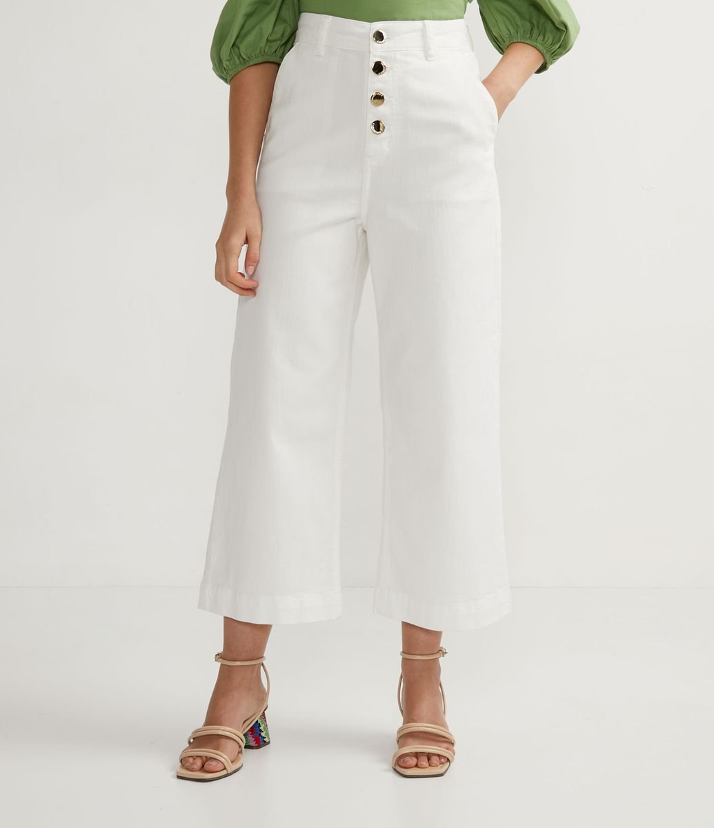 Calça Pantacourt em Sarja com Botões Dourados Branco