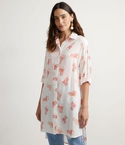 Camisa Alongada em Viscose com Estampa de Cadeiras de Praia