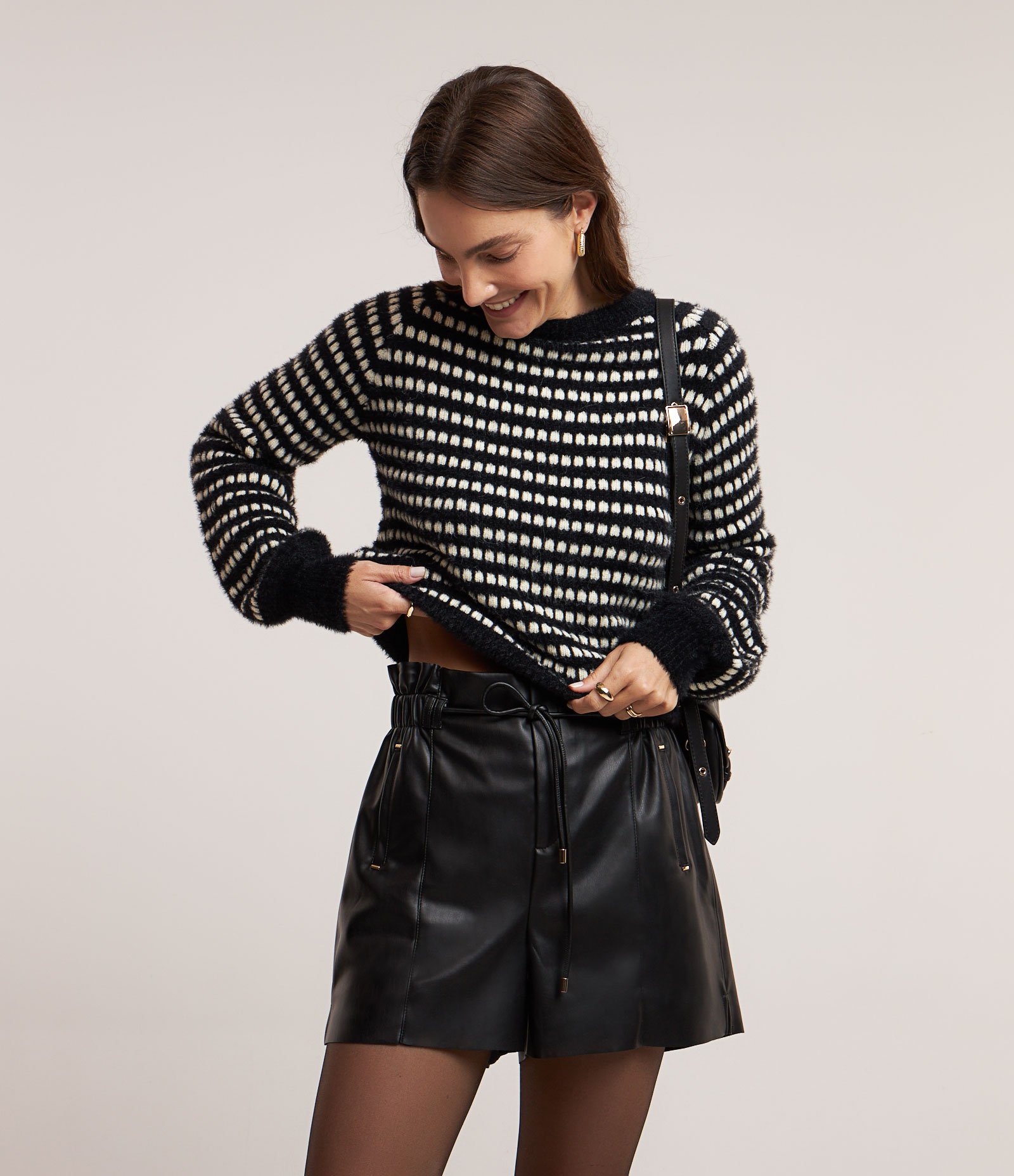 Short Clochard em Material Sintético com Cordão Preto 1