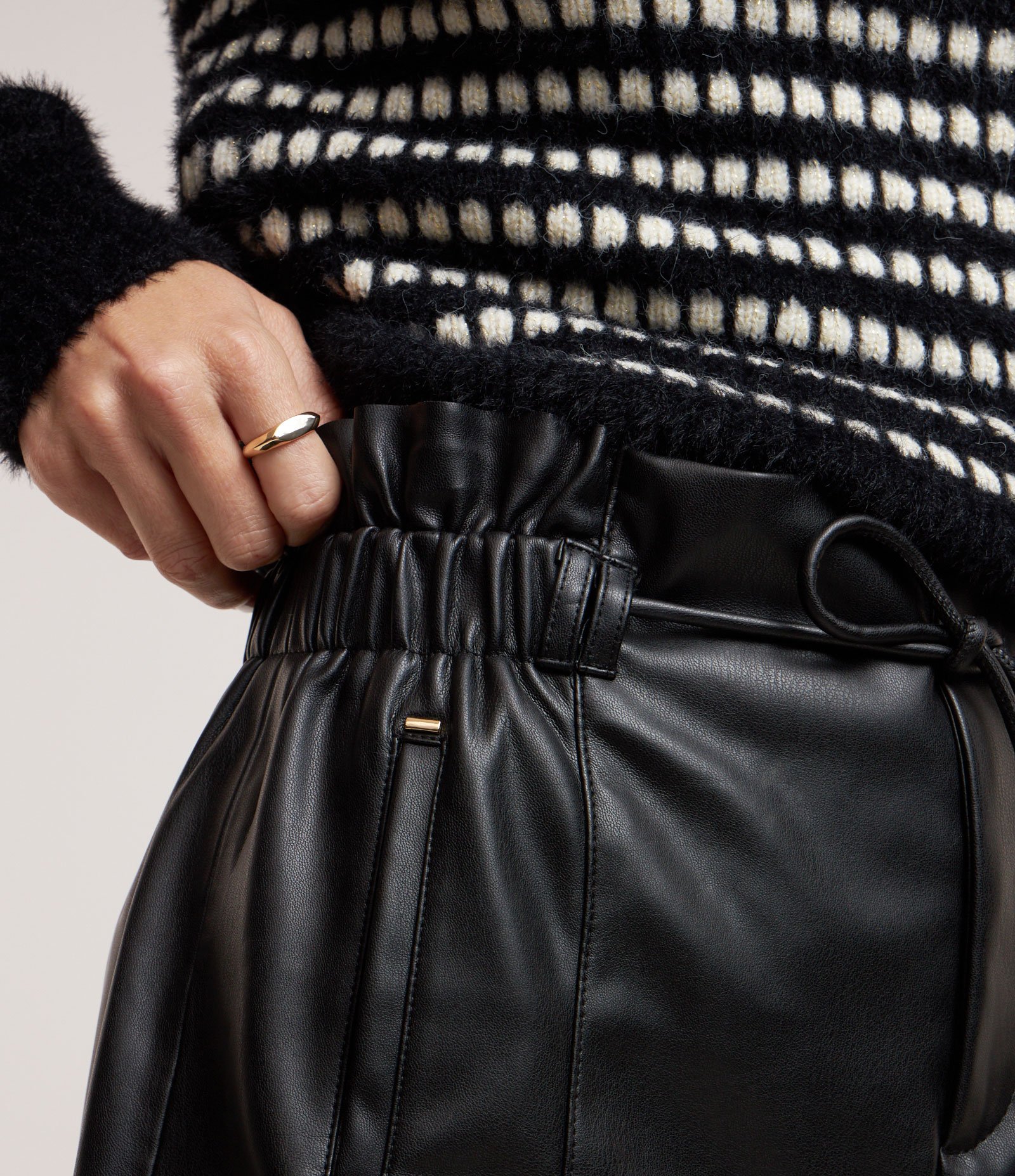 Short Clochard em Material Sintético com Cordão Preto 3