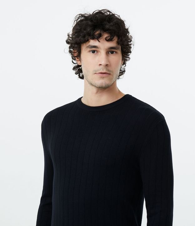 Suéter en Viscosa con Textura en Rayas Verticales Negro 1