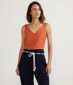 Blusa Regata em Viscolinho com Decote V e Alça Larga Drapeada