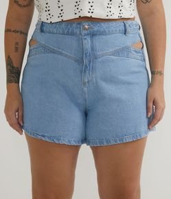 Short Boyfriend Jeans com Recorte Vazado Frontal e Pespontos Curve & Plus Size