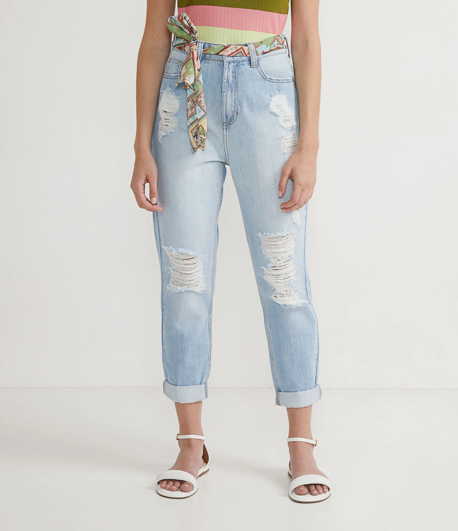 Calça Mom Jeans com Puídos e Cinto de Lenço Azul 1