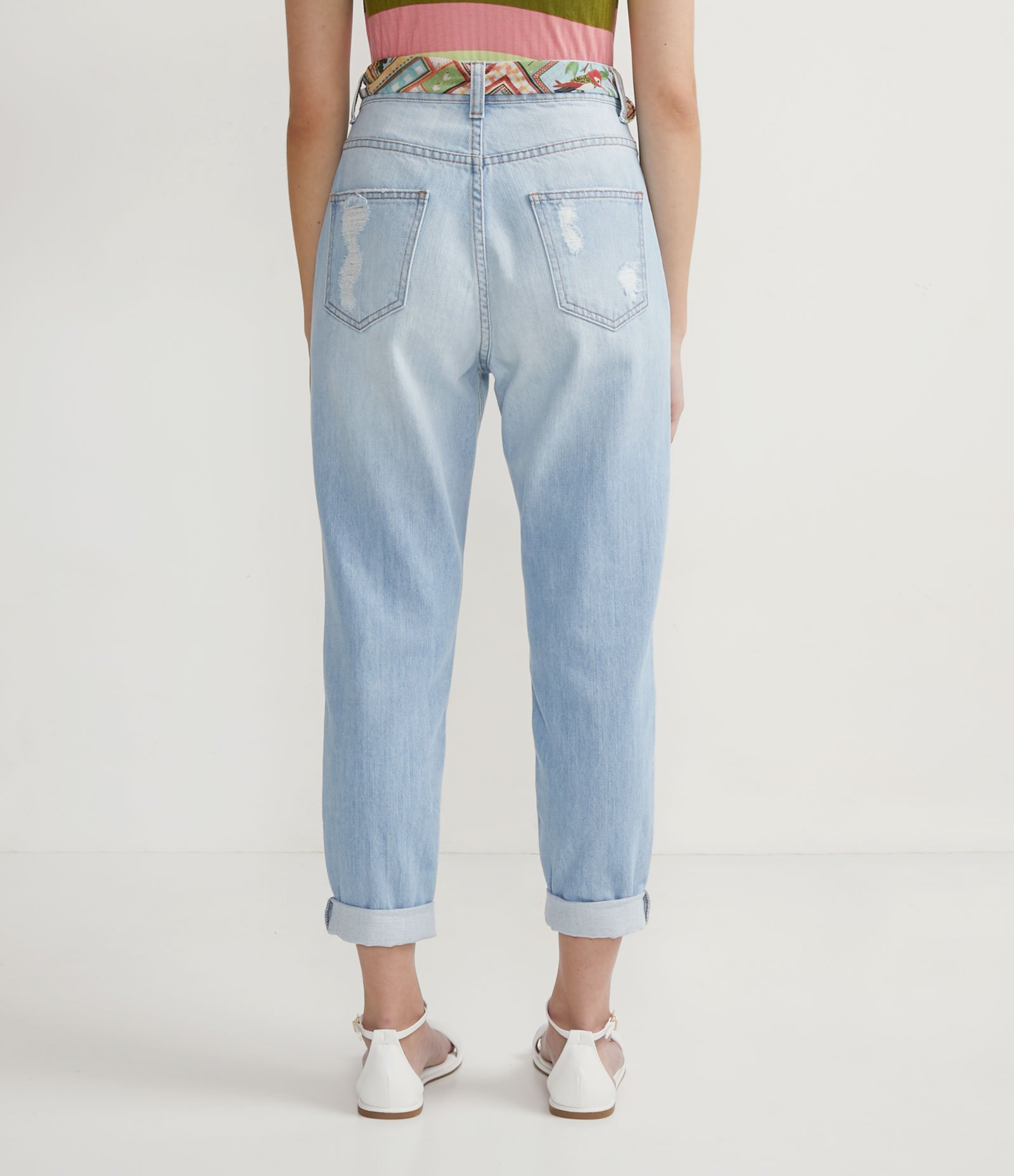 Calça Mom Jeans com Puídos e Cinto de Lenço Azul 2