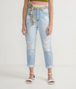 Calça Mom Jeans com Puídos e Cinto de Lenço