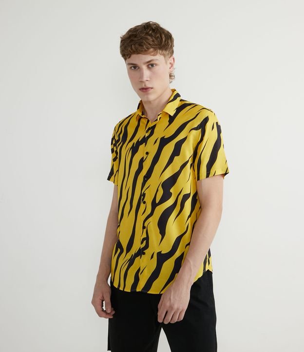 Camisa Manga Corta en Viscosa con Estampado Animal Print Tigre Amarillo 1
