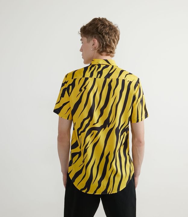Camisa Manga Corta en Viscosa con Estampado Animal Print Tigre Amarillo 2