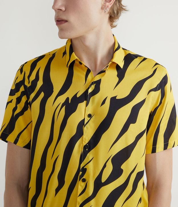 Camisa Manga Corta en Viscosa con Estampado Animal Print Tigre Amarillo 3