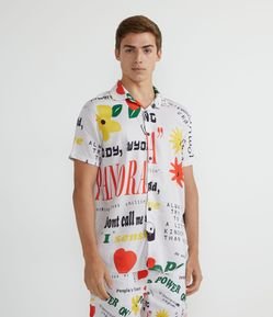 Camisa Manga Curta em Viscose com Estampa de Ícones e Lettering