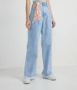 Calça Wide Leg Jeans com Vazado no Bolso e Lenço de Margaridas