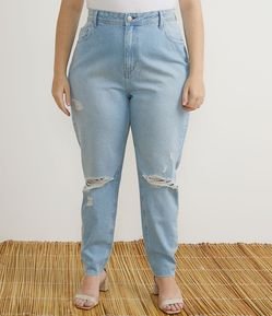 Calça Mom Jeans com Puídos e Bordado no Bolso Traseiro Curve & Plus Size
