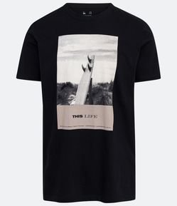 Camiseta Manga Curta em Algodão Estampa Foto Prancha
