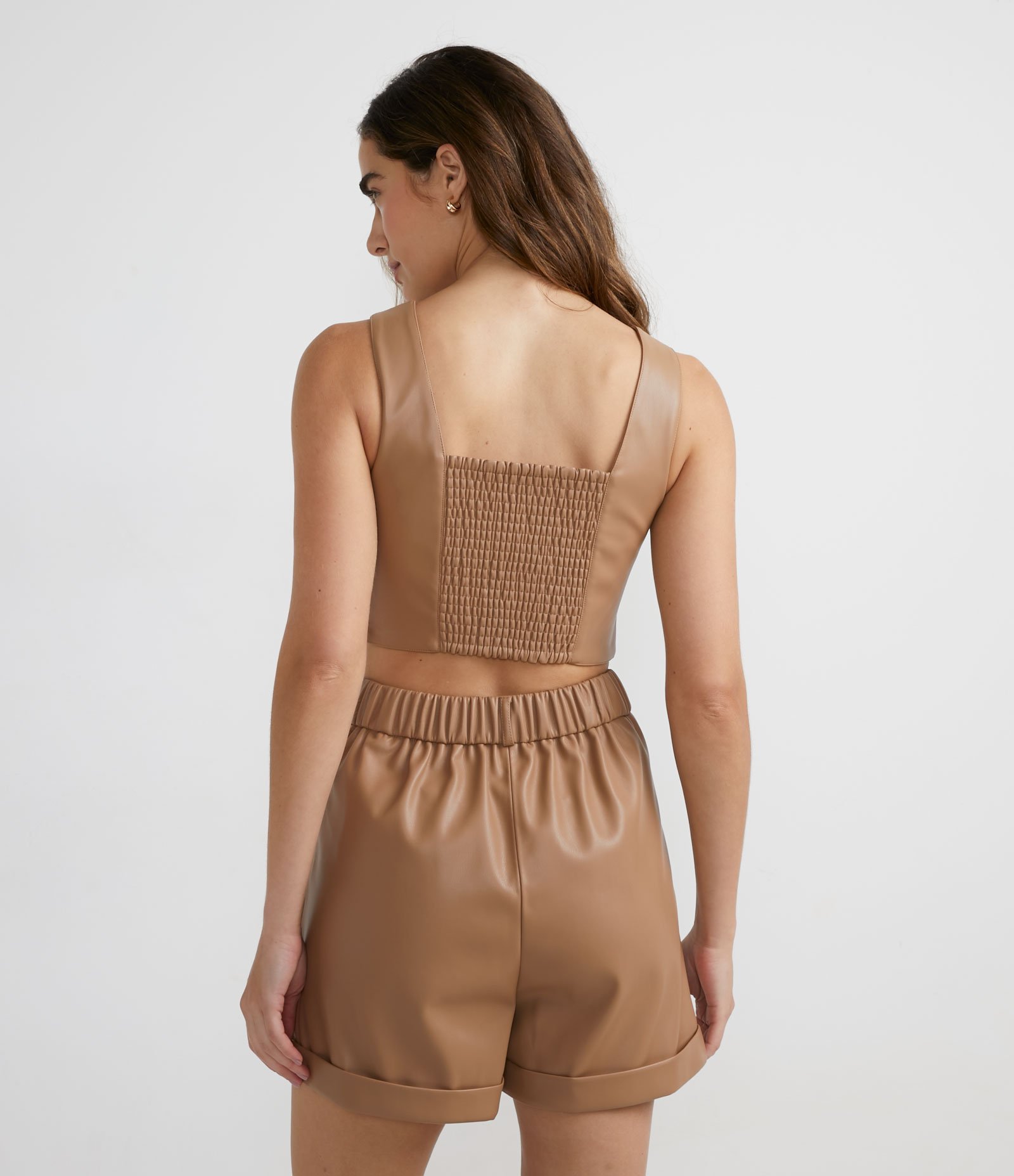 Blusa Regata Cropped em Material Sintético com Lastex nas Costas Marrom 2