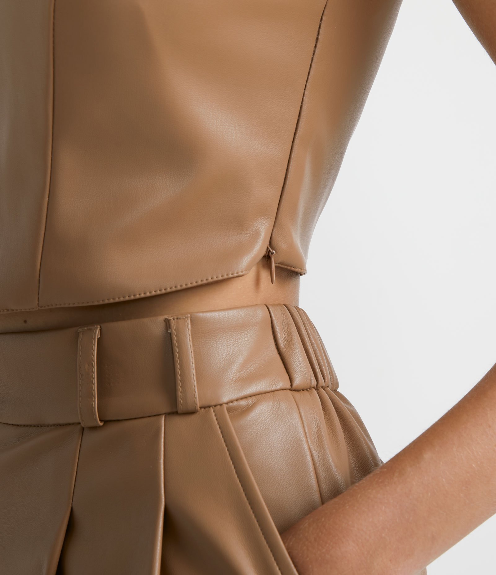 Blusa Regata Cropped em Material Sintético com Lastex nas Costas Marrom 5