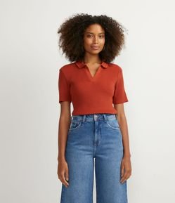 Blusa em Tricô Canelado com Gola Polo e Manga Curta